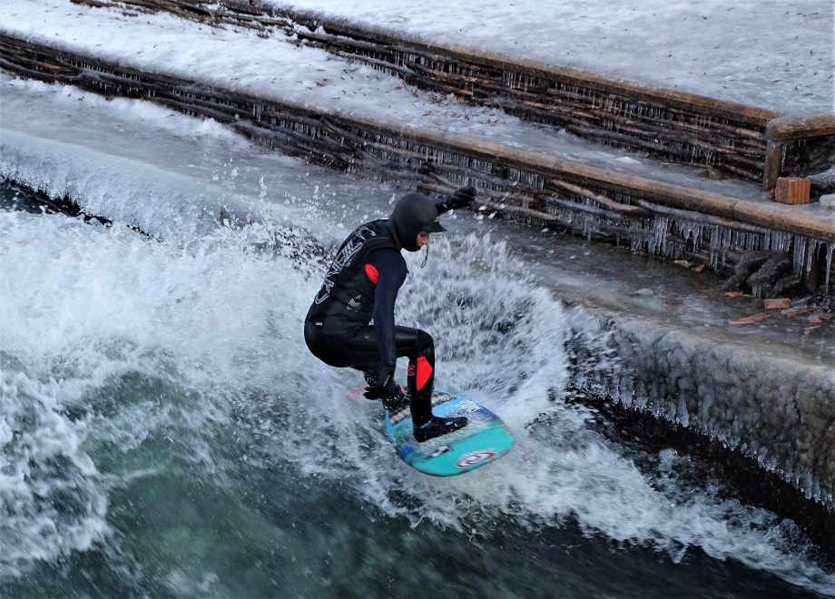 river-surfing-munich-nadia-baumgart