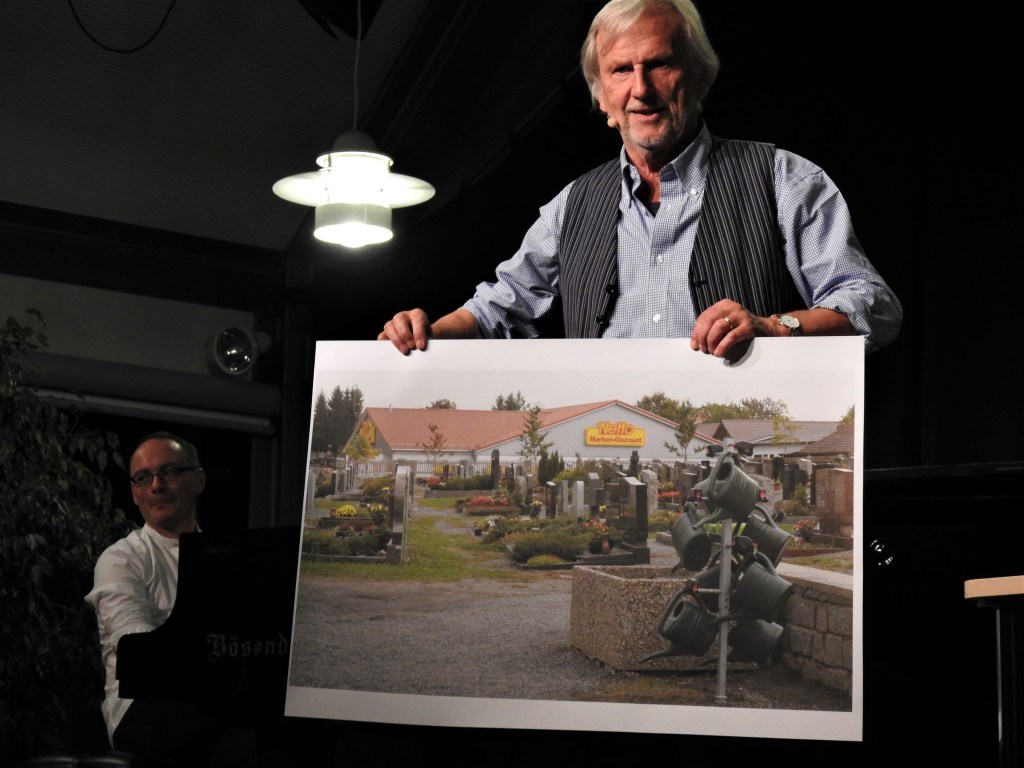 Herbert Pöhnl mit seinen kritischen Fotos