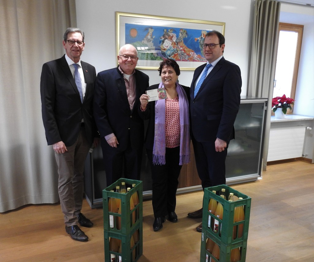 Nadia und Berndt Baumgart mit Landrat Michael Fahmüller im Landratsamt Pfarrkirchen - Prämierung für Ideen im Bürgerbeteiligungsportal Rottalinnitiativ