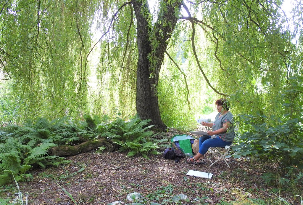 Nadia malt im Naturgarten bei Lisa