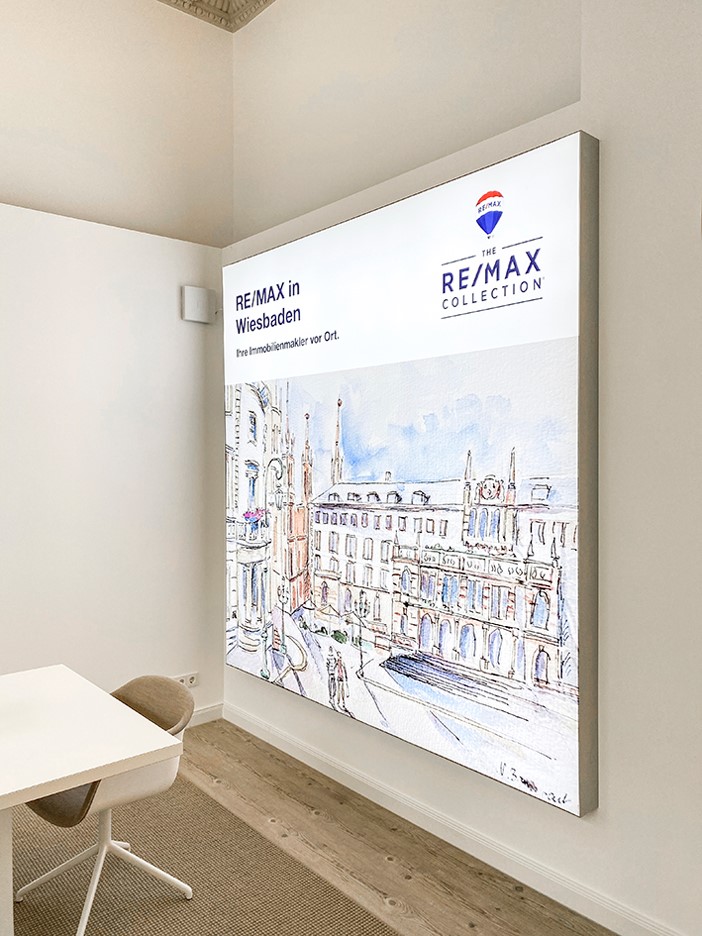 Die Markenwand von RE/MAX in Wiesbaden - Kunst von Nadia Baumgart