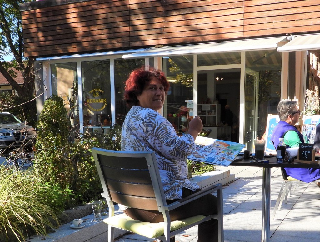 Die Künstlerin Nadia Baumgart im Café in Bad Birnbach