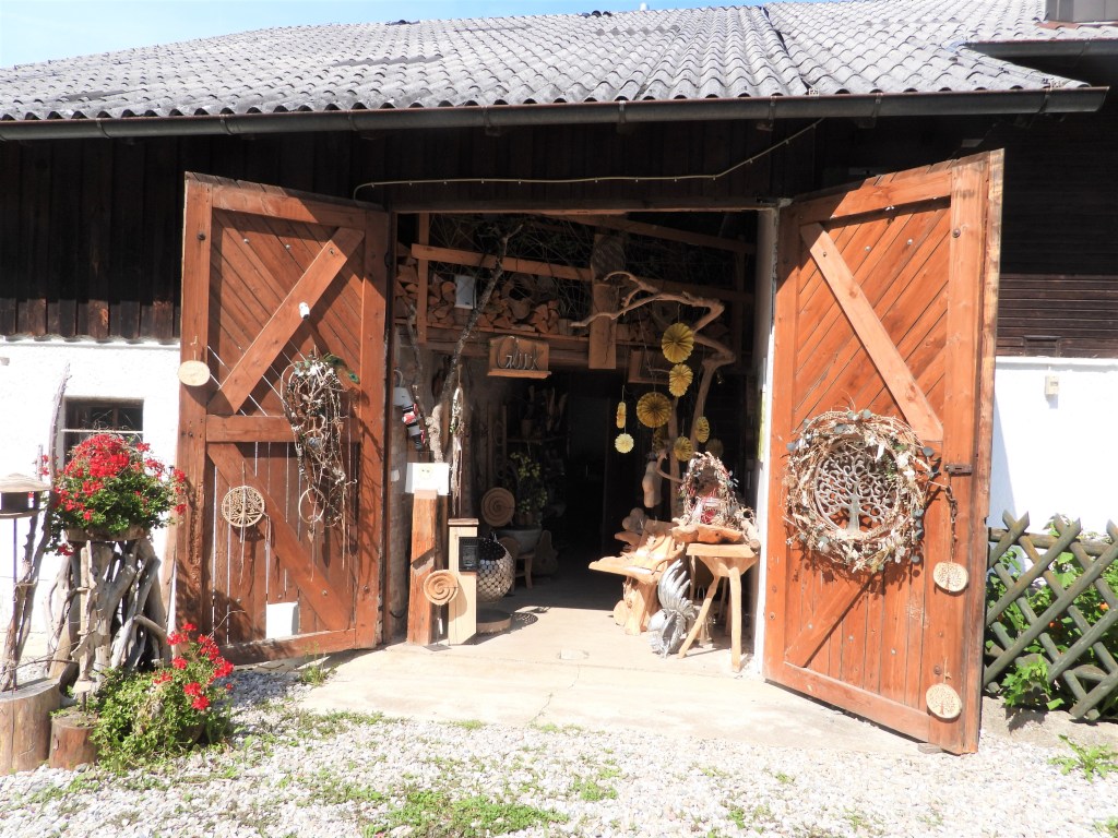 Une galerie d´art dans une vieille ferme dans le Sud-Est de la Bavière