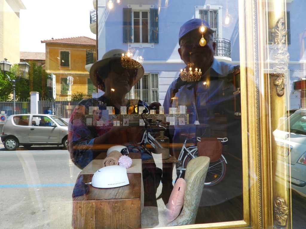 Nadia und Berndt im Goldrahmen