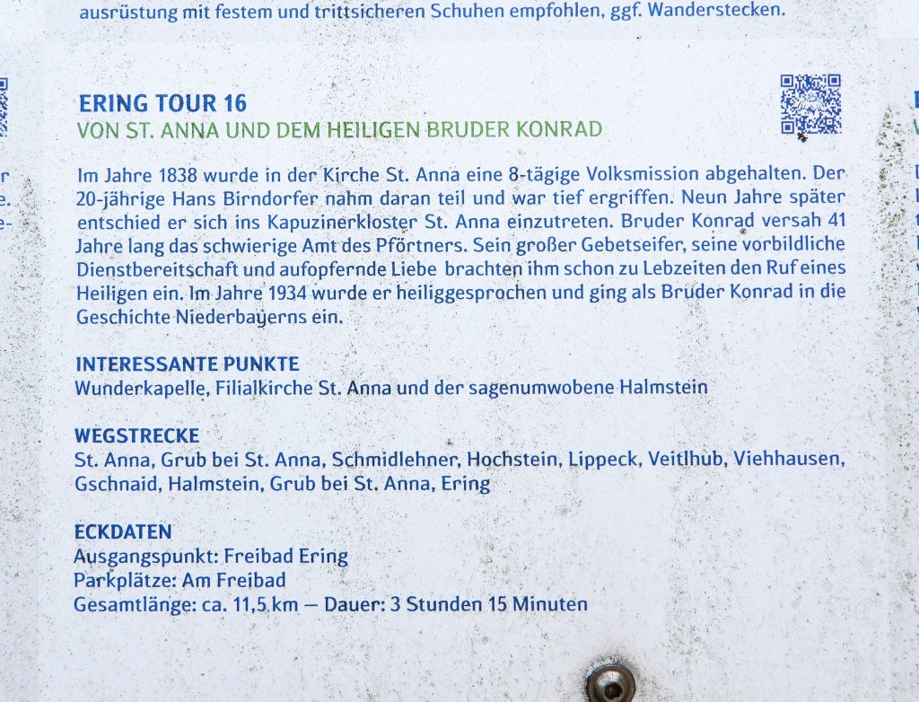 Informationstafel zur Ering Tour 16, die von St. Anna und dem heiligen Bruder Konrad handelt. Enthält historische Informationen, interessante Punkte entlang der Strecke und Eckdaten über die Wanderung.