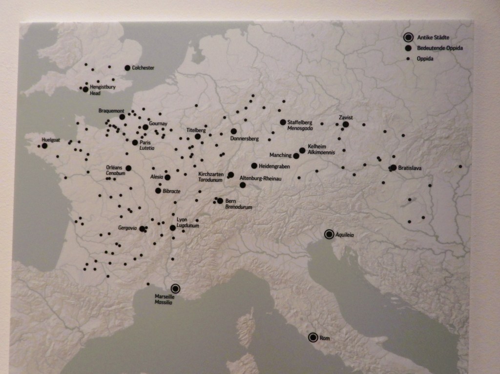 Eine Karte von Europa, die antike Städte und bedeutende Siedlungen mit schwarzen Punkten darstellt.