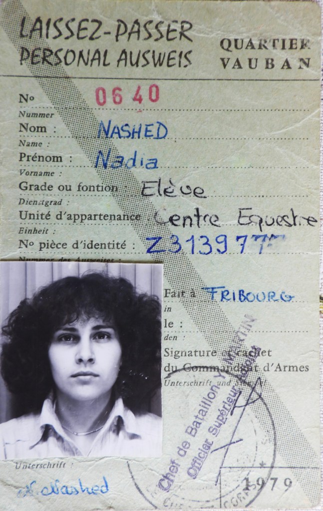 Ein altes Passierschein-Dokument der französischen Streitkräfte mit einem Foto und persönlichen Informationen, ausgestellt für eine Schülerin des Centro Equestre im Quartier Vauban in Freiburg.