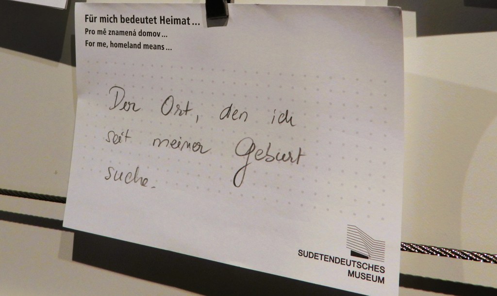 Ein Zettel im Sudetendeutschen Museum mit der Aufschrift: 'Für mich bedeutet Heimat... Der Ort, den ich seit meiner Geburt suche.'