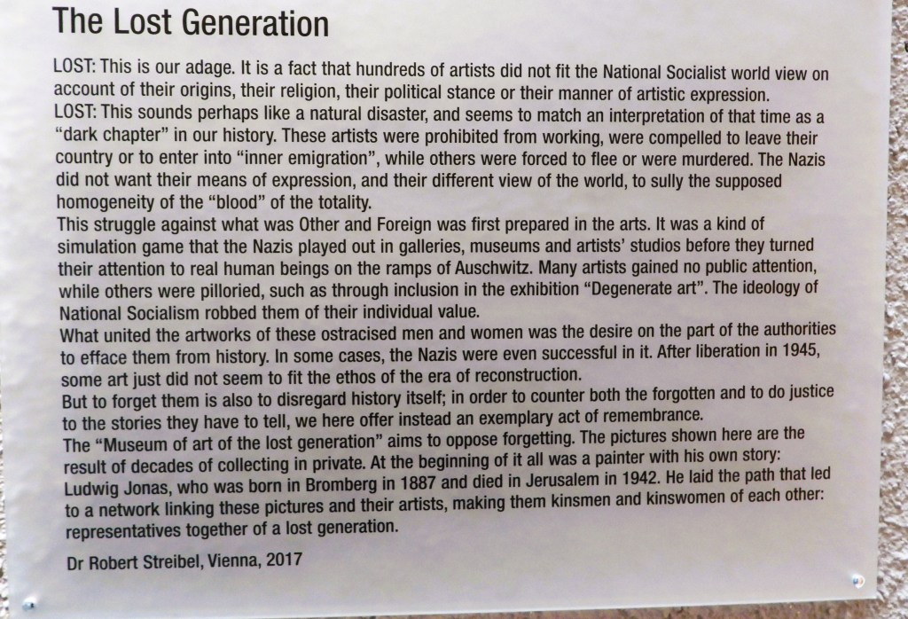 Ein beschriftetes Schild mit dem Titel 'The Lost Generation', das über Künstler spricht, die während der NS-Zeit verfolgt wurden, und die Auswirkungen dieser Verfolgung auf deren Kunst beschreiben.