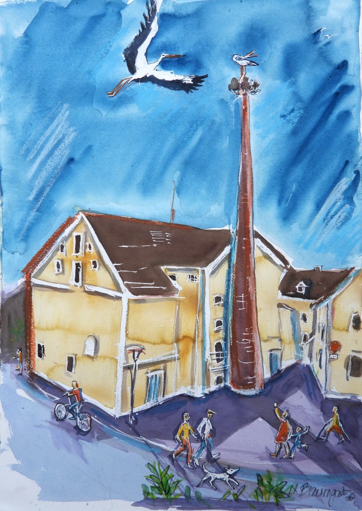 Aquarellzeichnung eines Dorfplatzes mit einem hohen Schornstein, einem Storch, der darüber fliegt, und mehreren Personen, die spazieren gehen oder Fahrrad fahren.