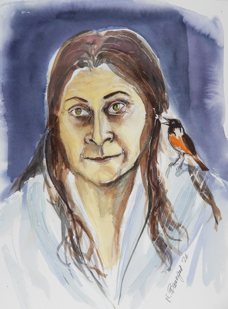 Porträt einer Frau mit langen, braunen Haaren und grünen Augen, die einen weißen Umhang trägt. Neben ihr sitzt ein kleiner Vogel.