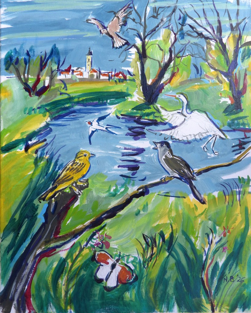 Ein farbenfrohes Gemälde einer Landschaft mit einem Fluss, Vögeln, einem Schwan und einer Stadt im Hintergrund. Es gibt einen gelben Vogel und einen Schmetterling auf einem Ast.