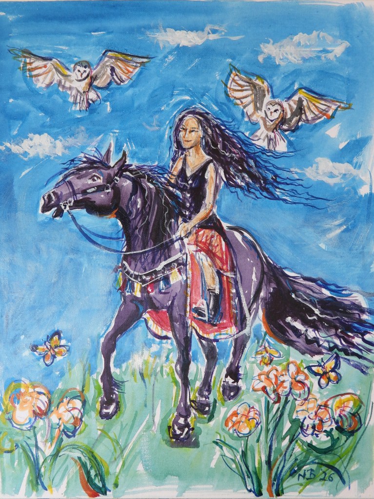 Eine Frau mit langen Haaren reitet auf einem schwarzen Pferd, umgeben von bunten Blumen und Schmetterlingen. Zwei Eulen fliegen im blauen Himmel.