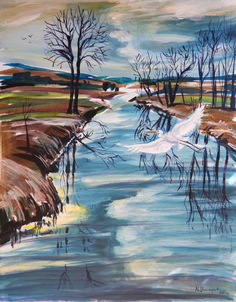 Eine impressionistische Landschaft mit einem Fluss, Bäumen ohne Blätter und einem fliegenden weißen Vogel unter einem bewölkten Himmel.