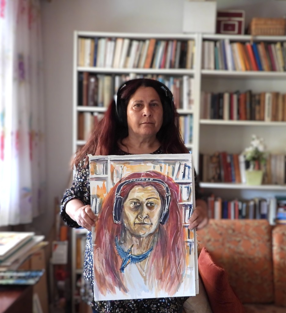 Eine Frau mit Kopfhörern hält ein Gemälde von sich selbst in der Hand, umgeben von einer Bücherwand.