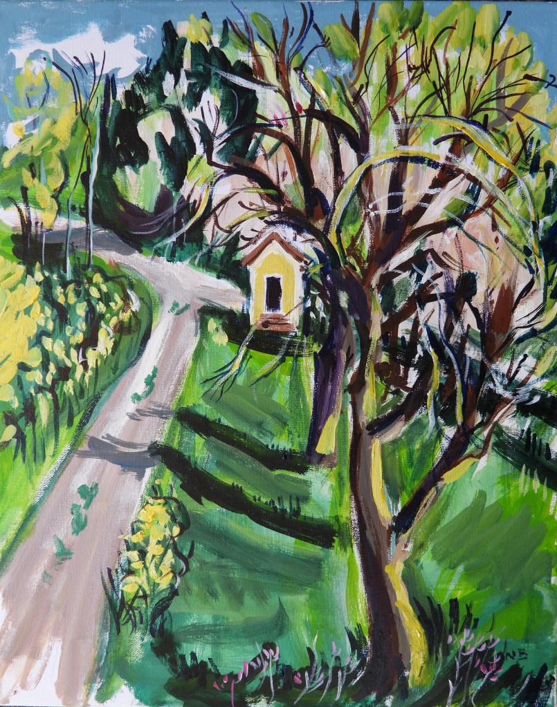 Landschaft mit einem gewundenen Weg, umgeben von Bäumen und bunten Pflanzen, und einem kleinen gelben Gebäude im Vordergrund.