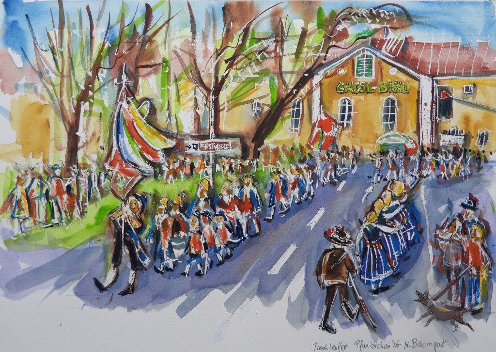 Ein bunter Festumzug mit Trachtenträgern, die auf einer Straße marchieren, während eine große Brauerei im Hintergrund zu sehen ist.