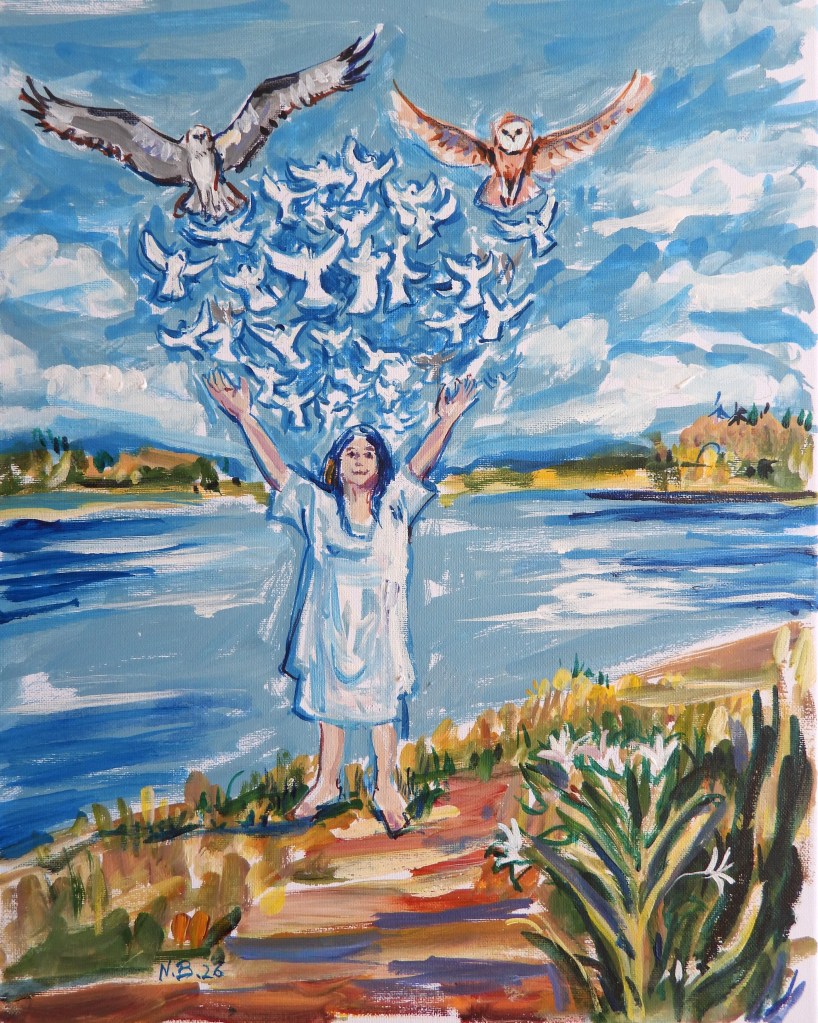 Eine Frau in einem weißen Kleid steht am Ufer eines Gewässers und streckt ihre Arme in die Höhe. Über ihr fliegen zwei Eulen, während eine Wolke aus weißen Tauben um sie herum schwebt. Die Landschaft im Hintergrund zeigt grüne Wiesen und Bäume unter einem blauen Himmel mit einigen Wolken.