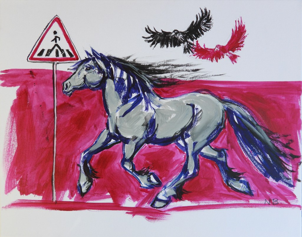 Ein graues Pferd läuft dynamisch vor einem Verkehrsschild, das eine Fußgängerüberquerung anzeigt. Im Hintergrund fliegen zwei Vögel, einer schwarz und einer rot, vor einem lebhaften pinken Hintergrund.