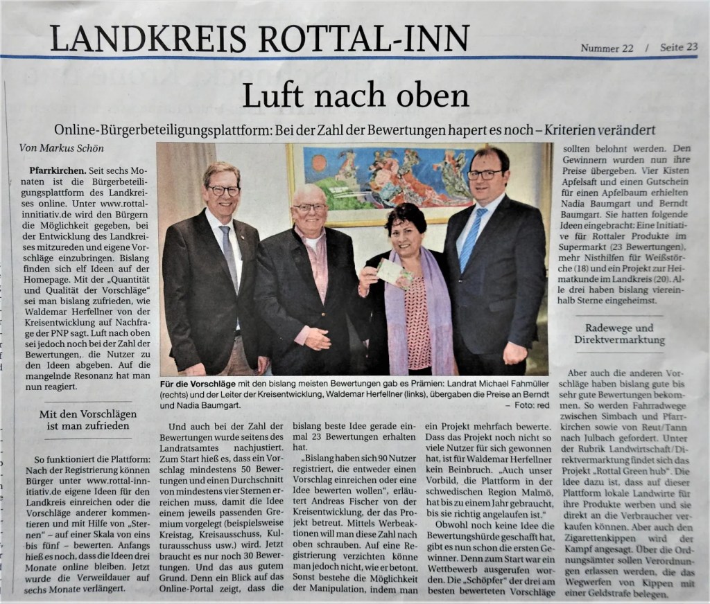 Zeitungsartikel über die Bürgerbeteiligungsplattform im Landkreis Rottal-Inn, mit einem Foto von Landrat Michael Fahmüller, Waldemar Herfeller und Nadia Baumgart.