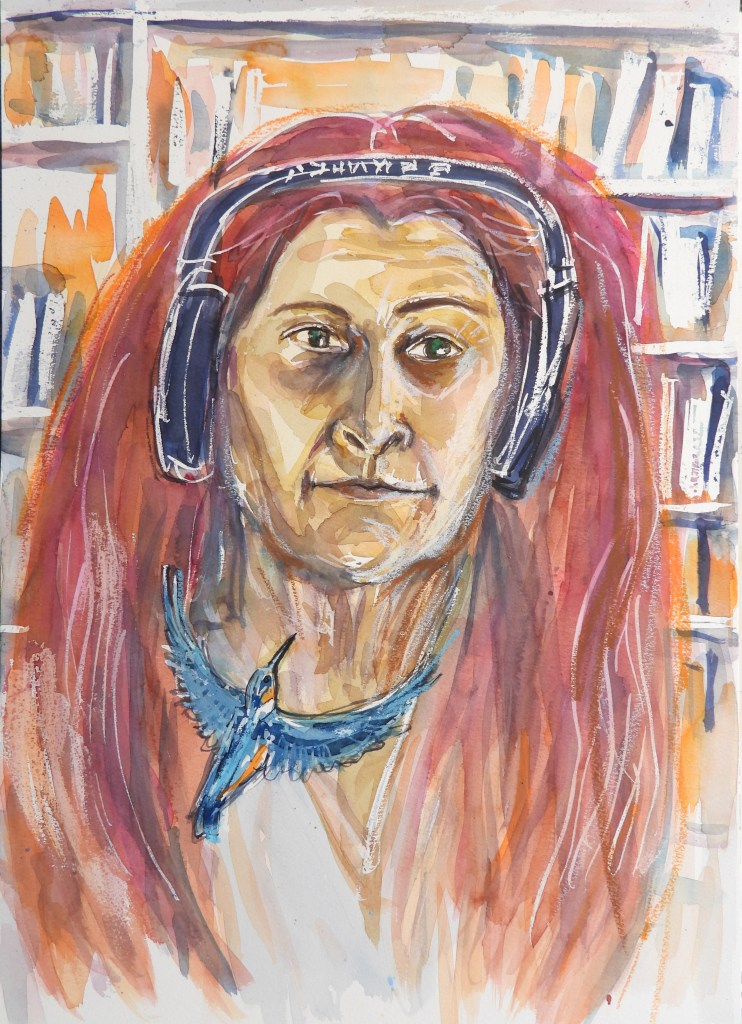 Porträt einer Person mit roten Haaren und Kopfhörern, die einen blauen Vogel um den Hals trägt, vor einem Bücherregal.