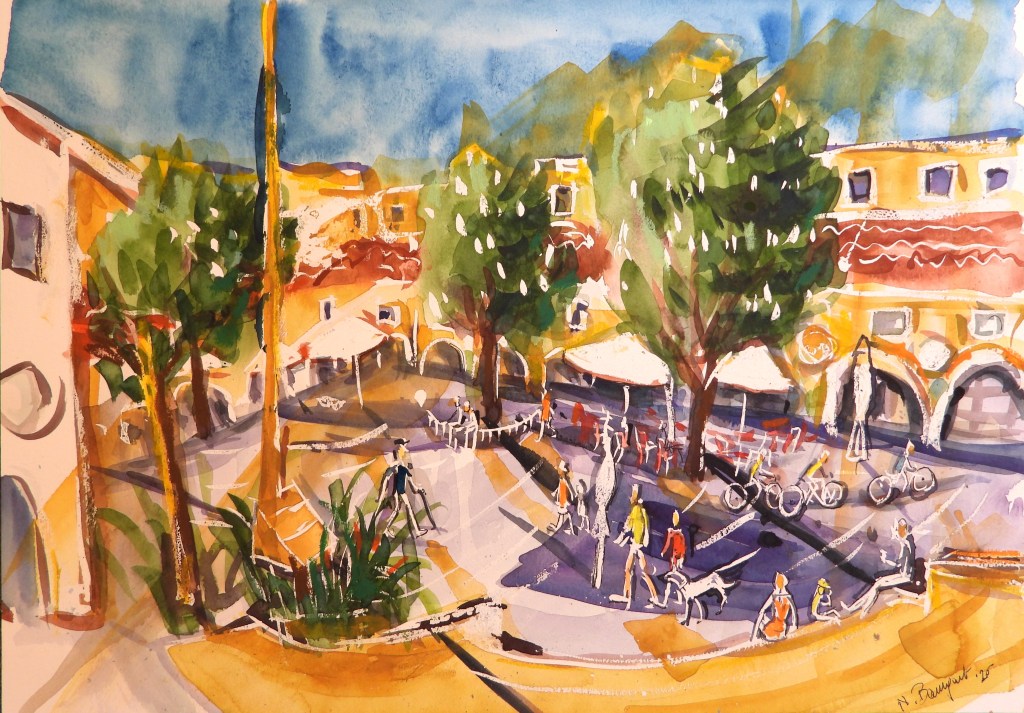 Aquarellbild einer belebten Platzszene mit Menschen, Bäumen und Fahrrädern unter einem blauen Himmel. Kunst in Bad Birnbach