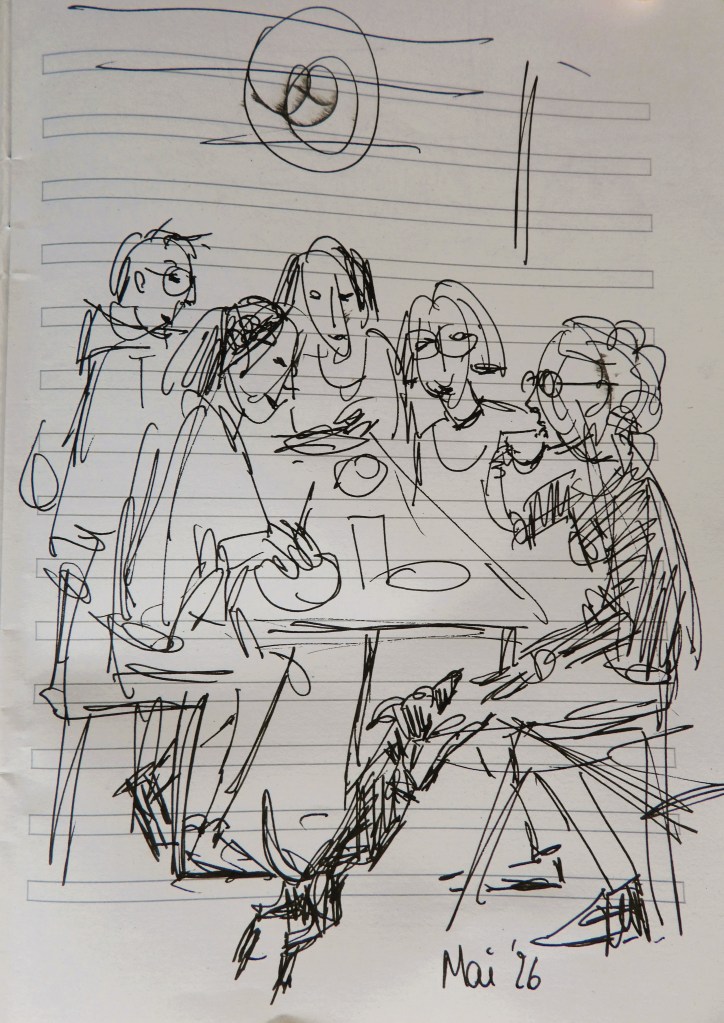 Eine skizzenhafte Darstellung von fünf Personen, die an einem Tisch in einem Café sitzen und miteinander kommunizieren. Im Hintergrund ist ein einfaches Deckenlicht zu sehen.