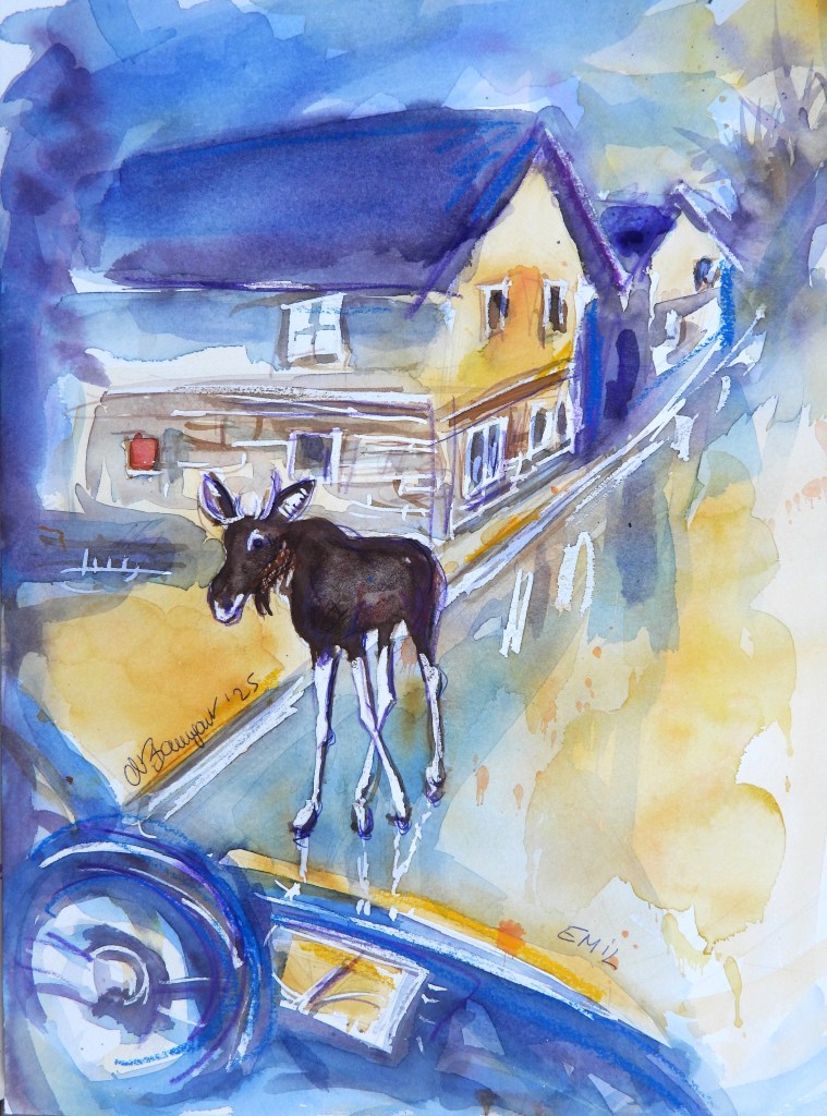 Aquarellbild eines Elches, der auf einer Straße vor einem Haus steht, umgeben von blauen und gelben Farbtönen.