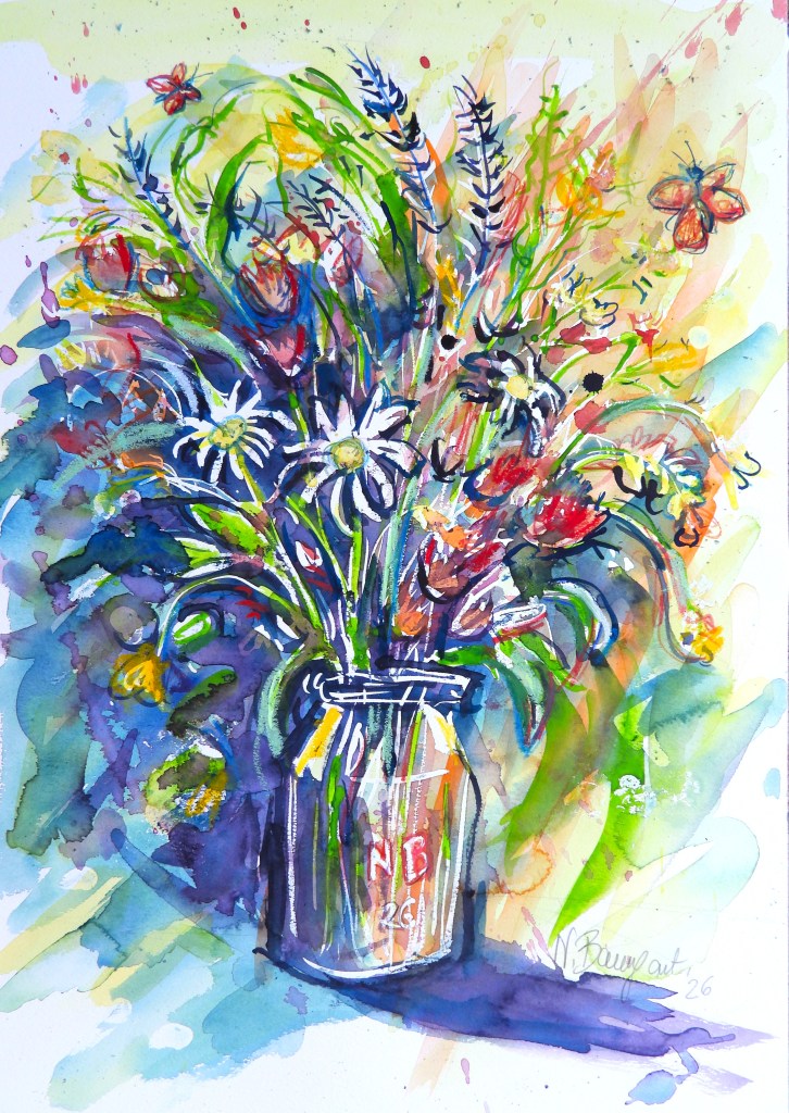 Ein farbenfrohes Aquarellbild eines Blumenstraußes in einem Glasvase, umgeben von lebendigen Farben und schwungvollen Pinselstrichen.