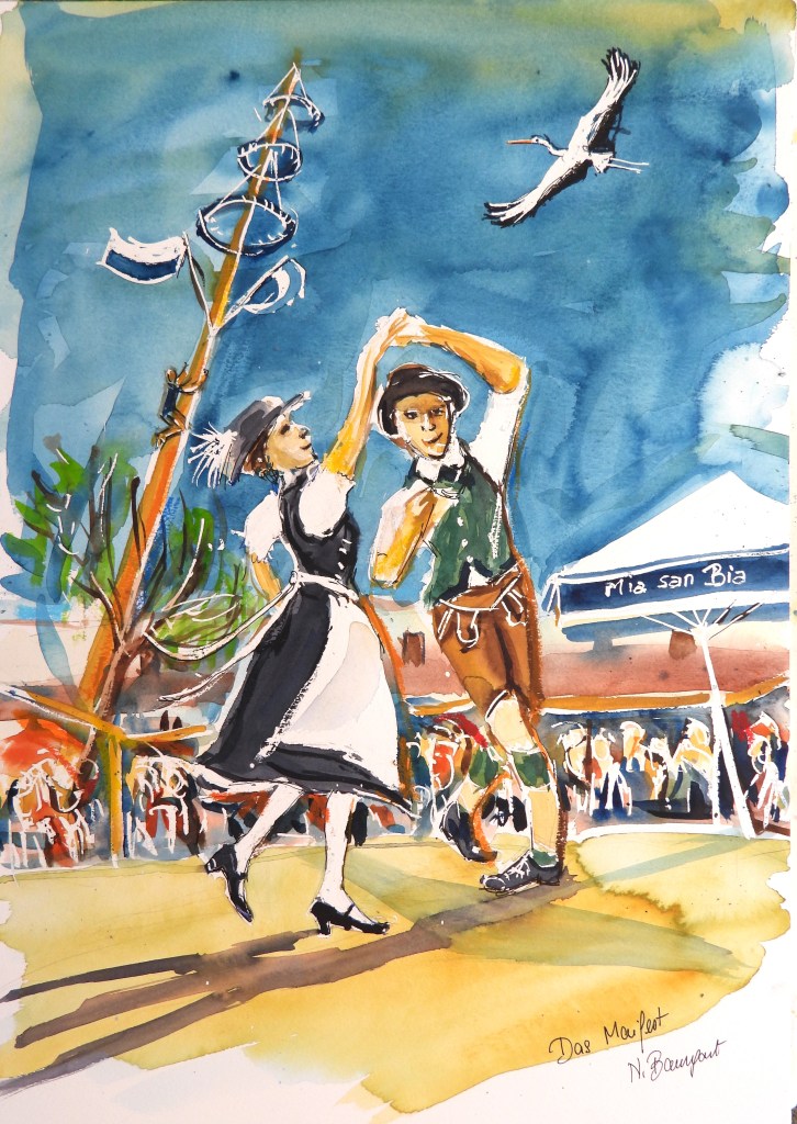 Ein bayerisches Tanzpaar in traditioneller Tracht tanzt fröhlich vor einer Menschenmenge, während eine Krähe über ihnen fliegt. Im Hintergrund ist ein Maibaum zu sehen.