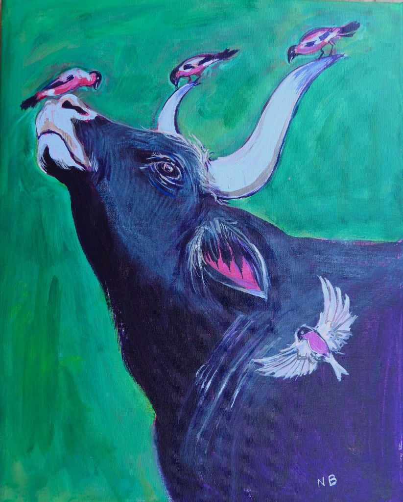 Eine farbenfrohe Malerei eines Büffels mit zwei kleinen Vögeln, die auf seinen Hörnern sitzen, und einem weiteren Vogel, der auf seinem Körper fliegt. Der Hintergrund ist in einem kräftigen Grünton gehalten.