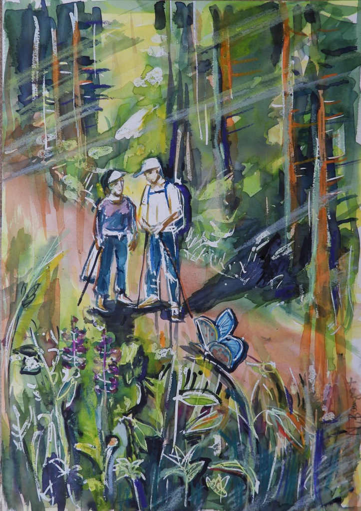 Zwei Wanderer in einem Wald, umgeben von bunten Blumen und Pflanzen, stehen auf einem Pfad und unterhalten sich.
