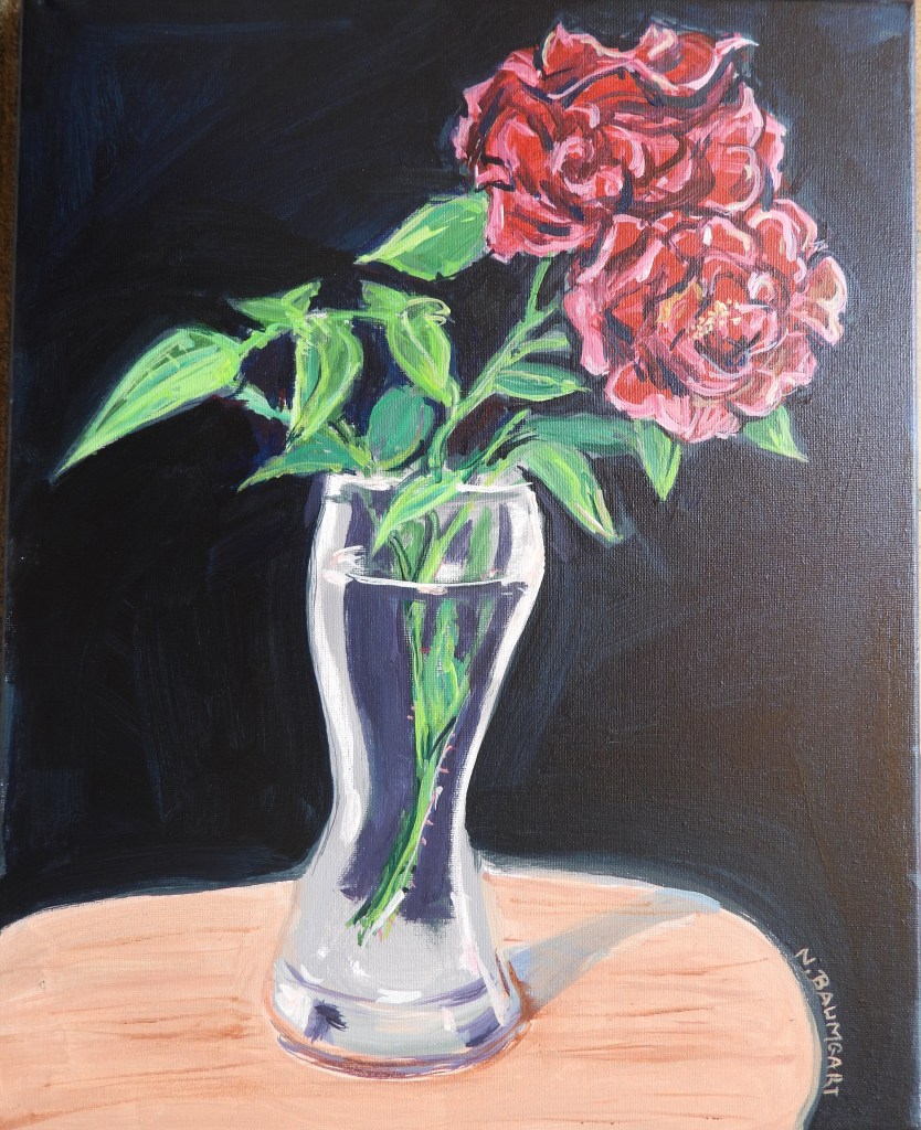 Ein Gemälde von zwei roten Rosen in einer schlanken, klaren Vase auf einem Holztisch, vor einem schwarzen Hintergrund.