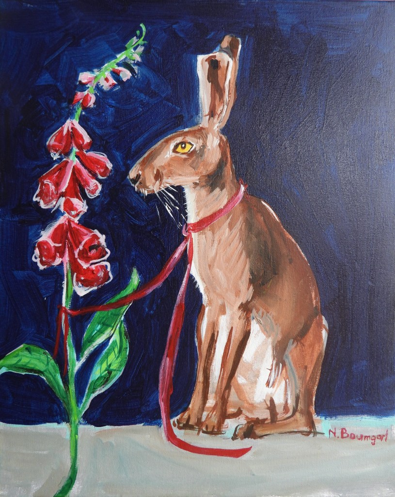 Ein brauner Hase sitzt neben einer roten Blume vor einem dunklen Hintergrund.