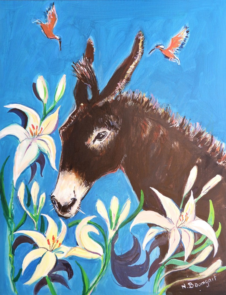 Ein Gemälde eines Eselkopfes umgeben von weißen Lilien und fliegenden Vögeln vor einem blauen Hintergrund.