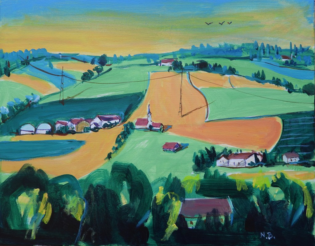 Blick auf eine farbenfrohe ländliche Landschaft mit Feldern, einem kleinen Dorf und einem Himmel. Die Felder sind in verschiedenen Grüntönen und einem warmen Gelb gehalten, während im Hintergrund Bäume und Stromleitungen zu sehen sind.