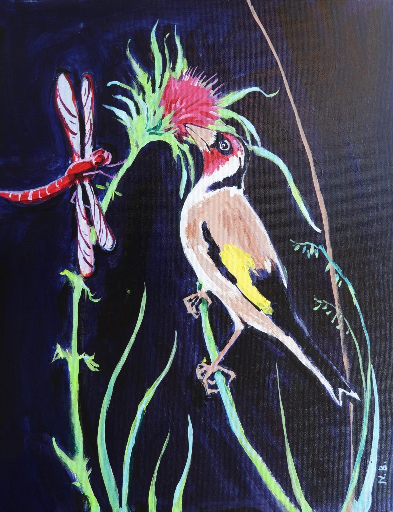 Ein bunter Vogel sitzt auf einem Grasstängel und betrachtet eine Blume, während eine rote Libelle in der Nähe schwebt, vor einem dunklen Hintergrund.