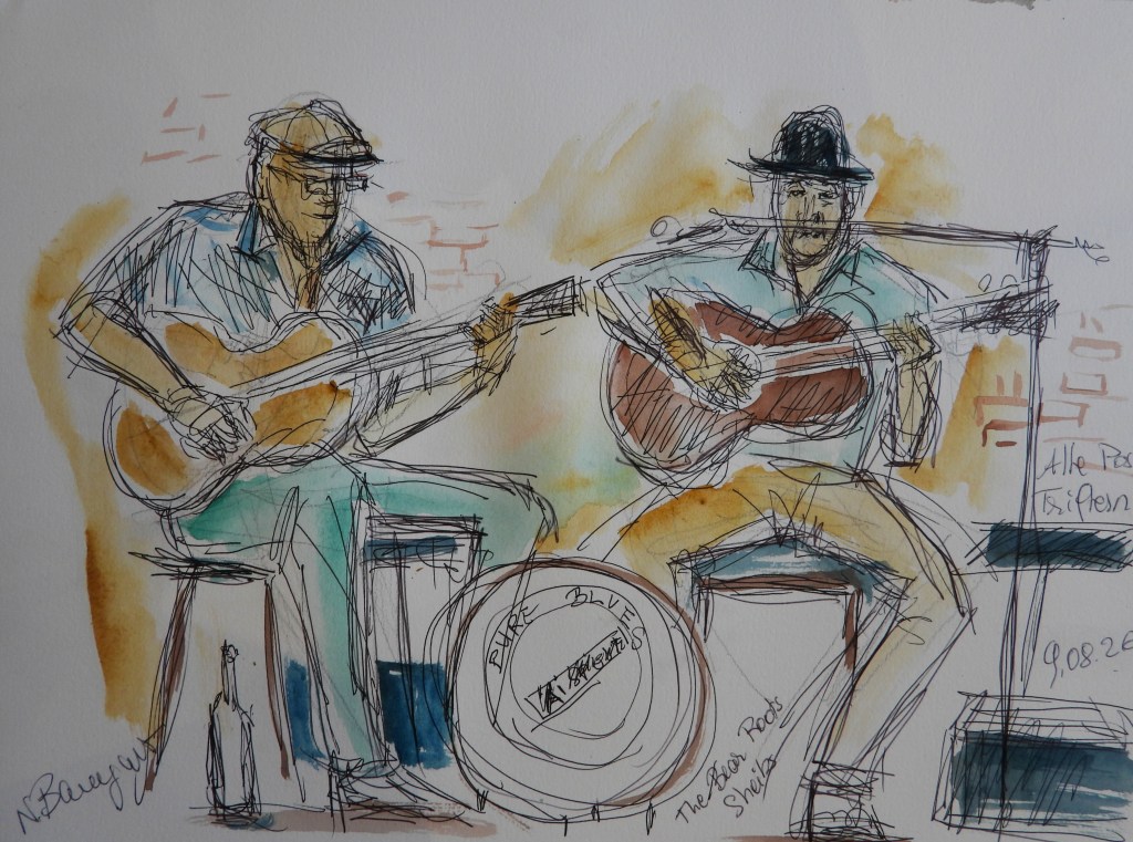 Zwei Musiker spielen akustische Gitarre auf einem Bühnenauftritt, umgeben von einer künstlerischen Skizze und Farbtupfern.
