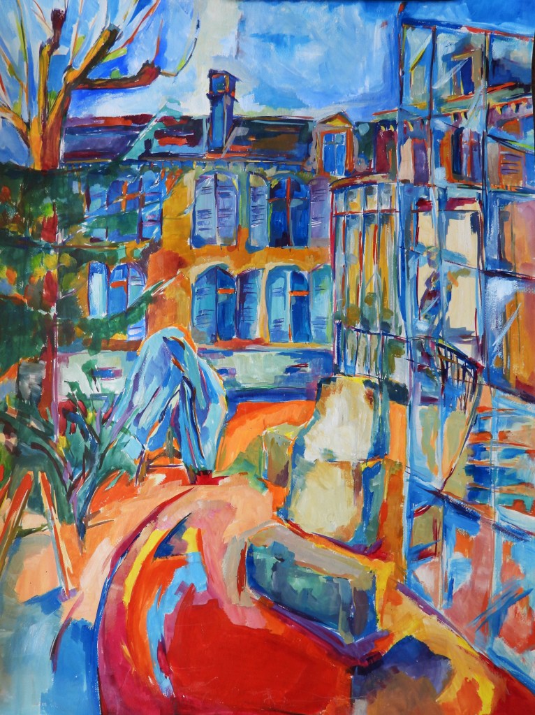 Ein abstraktes Gemälde mit leuchtenden Farben, das ein Gebäude und eine Landschaft darstellt. Die Formen sind dynamisch und einladend, mit blauen und orangefarbenen Tönen, die harmonisch miteinander spielen.