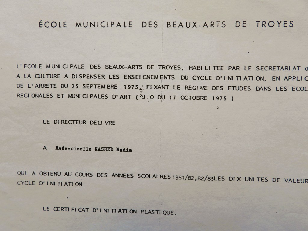 Ein Dokument der École Municipale des Beaux-Arts de Troyes, das den Kursabschluss und den Erhalt eines Zertifikats für Mademoiselle Hashed Nadia bestätigt.