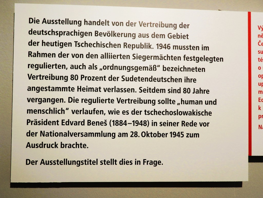 Texttafel einer Ausstellung über die Vertreibung der deutschsprachigen Bevölkerung aus der heutigen Tschechischen Republik, die 1946 stattfand und 80 Prozent der Sudetendeutschen betraf.