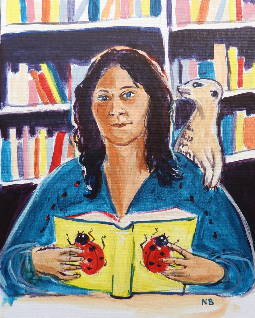 Eine Frau sitzt mit einem Buch in der Hand, auf dessen Deckel Marienkäfer abgebildet sind. Hinter ihr befindet sich ein Bücherregal mit bunten Büchern. Ein kleines Tier, möglicherweise ein Tierchen, sitzt auf ihrer Schulter.