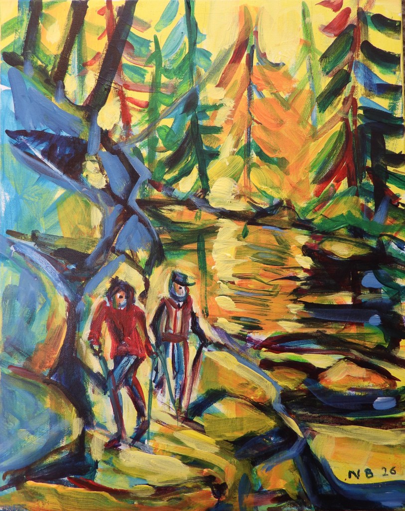 Zwei Wanderer in einer farbenfrohen Waldlandschaft, umgeben von Bäumen und einem kleinen Gewässer.